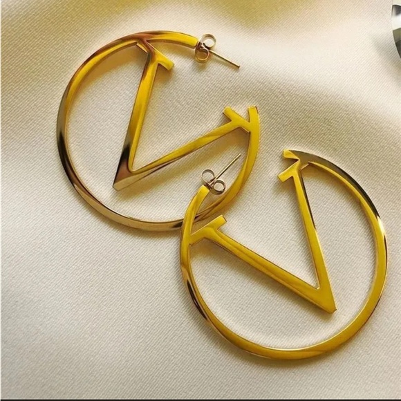 New! ✨ Stunning Luxury Designer Gold-tone V Hoop Earrings Fashion Jewelry Vlogo - Picture 3 of 15